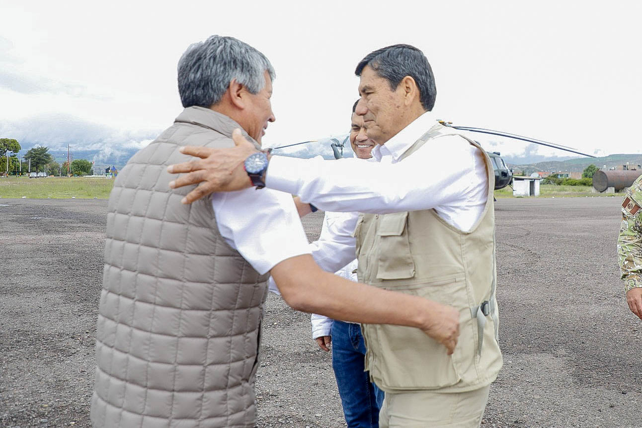 Gobernador regional recibe a ministros de defensa y vivienda para atender emergencia en Ayna San Francisco 