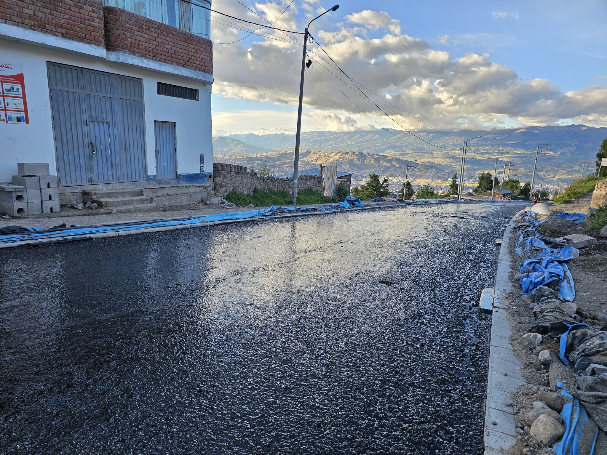 GORE AYACUCHO CONTINUA TRABAJANDO DE ASFALTO EN LA VÍA YANAMA-CARMENALTO