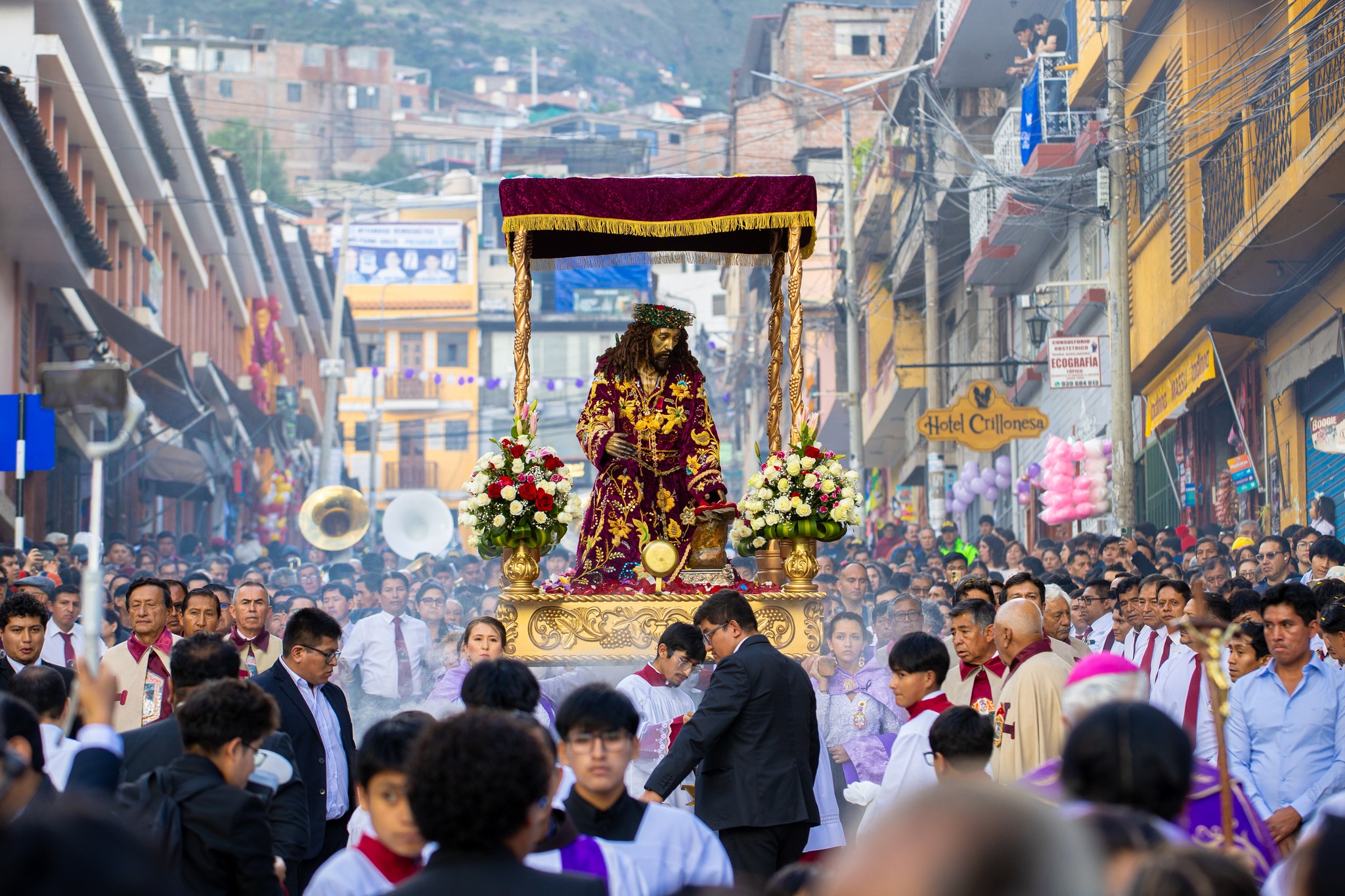 DEVOCIÓN Y FERVOR EN EL TRASLADO DE LA IMAGEN DE JESÚS NAZARENO AL TEMPLO DE SANTA CLARA 