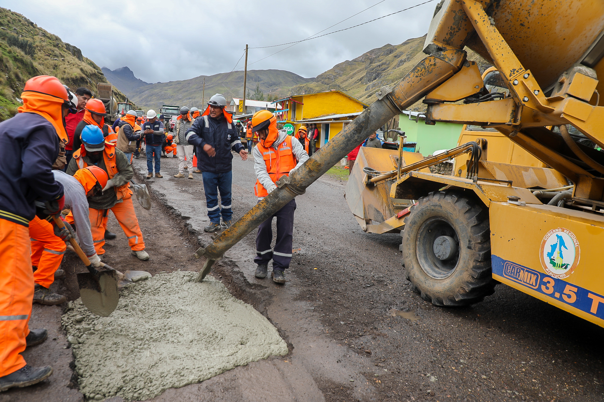 GORE AYACUCHO COMIENZA LA RECUPERACIÓN DE LA  VÍA LOS LIBERTADORES CON EQUIPO TÉCNICO MAQUINARIA