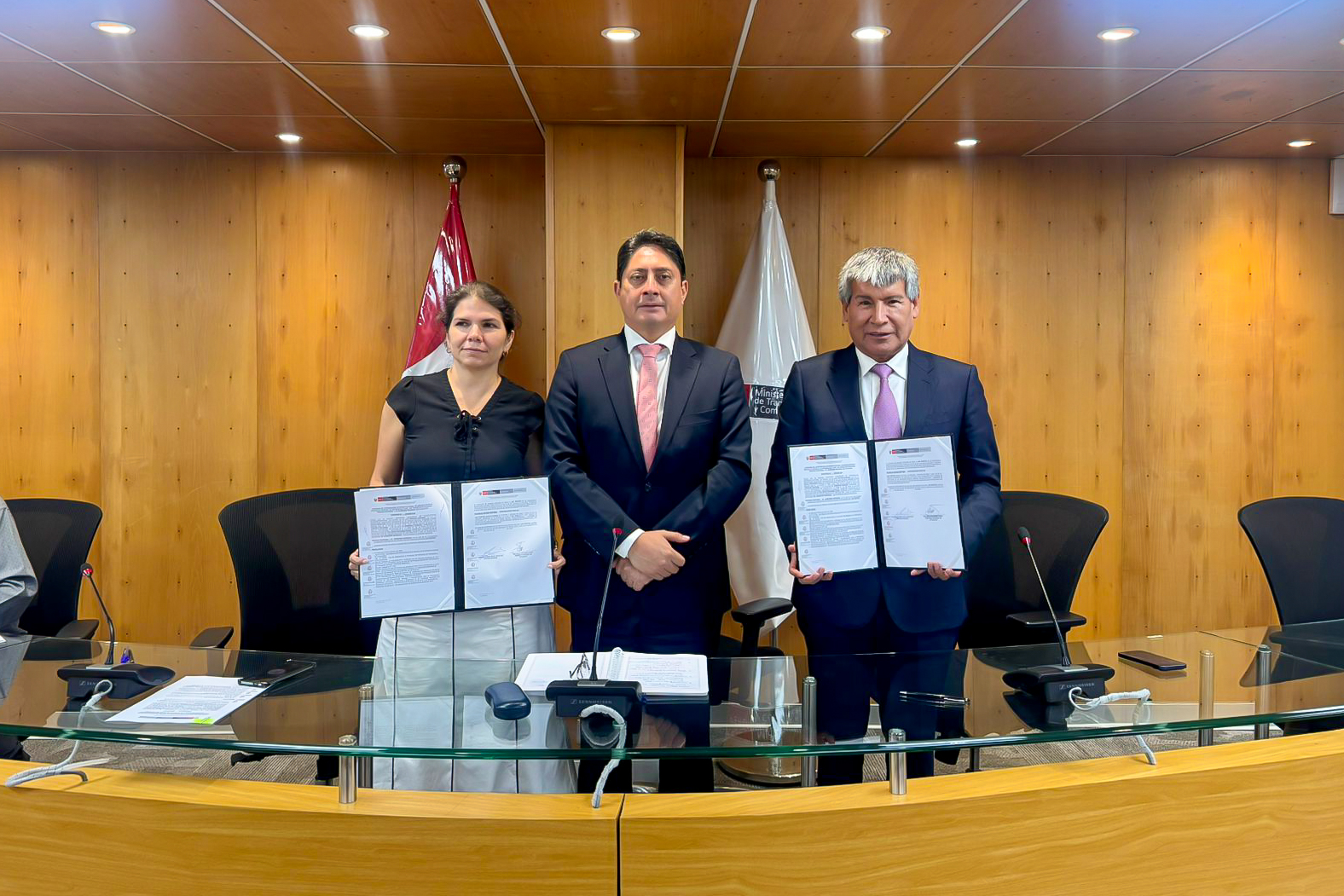 GOBIERNO REGIONAL FIRMA CONVENIO CON EL MTC PARA LA INTERVENCION DE LA VIA LOS LIBERTADORES