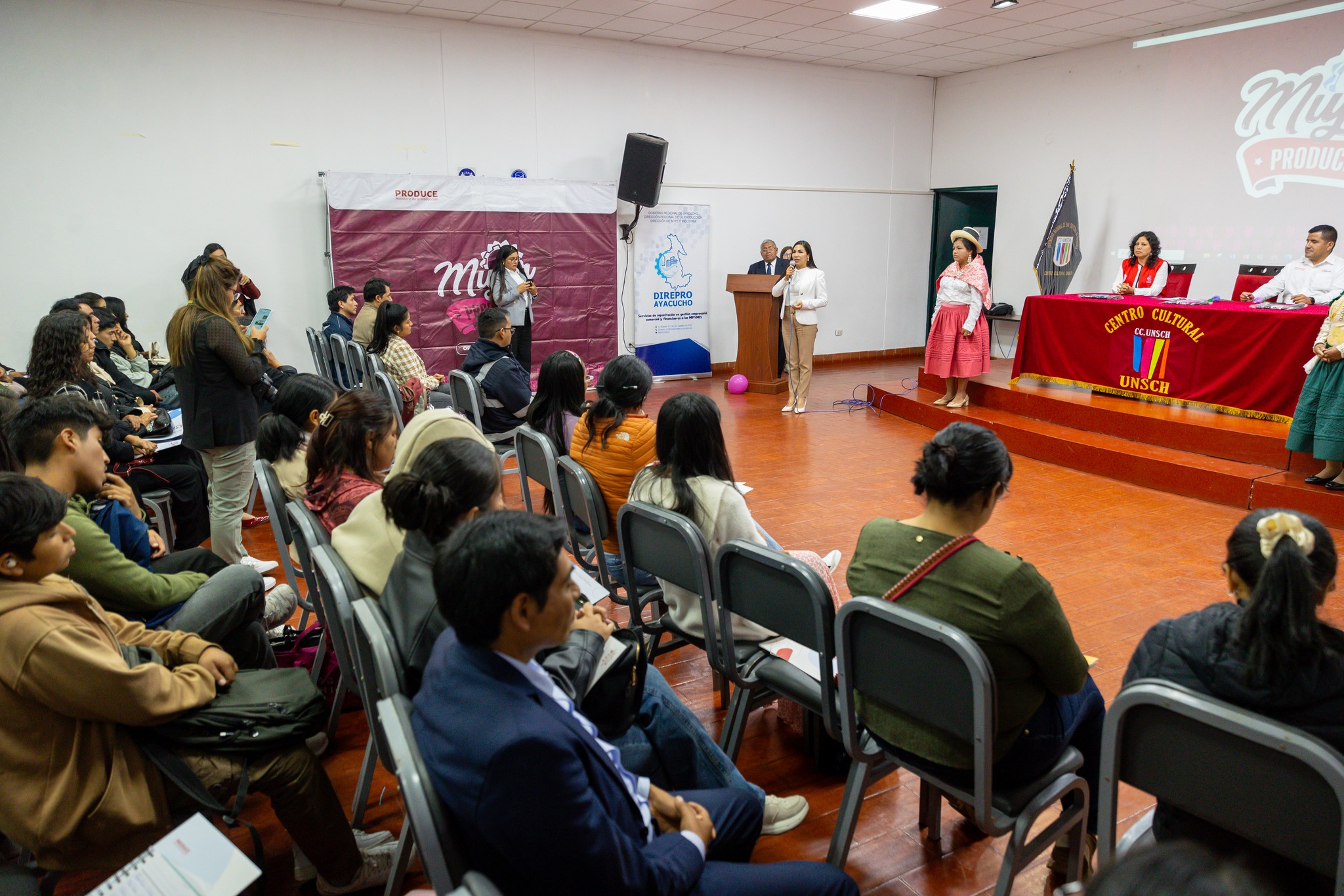 CLAUSURAN ENCUENTRO EMPRESARIAL "MUJER PRODUCE" EN AYACUCHO