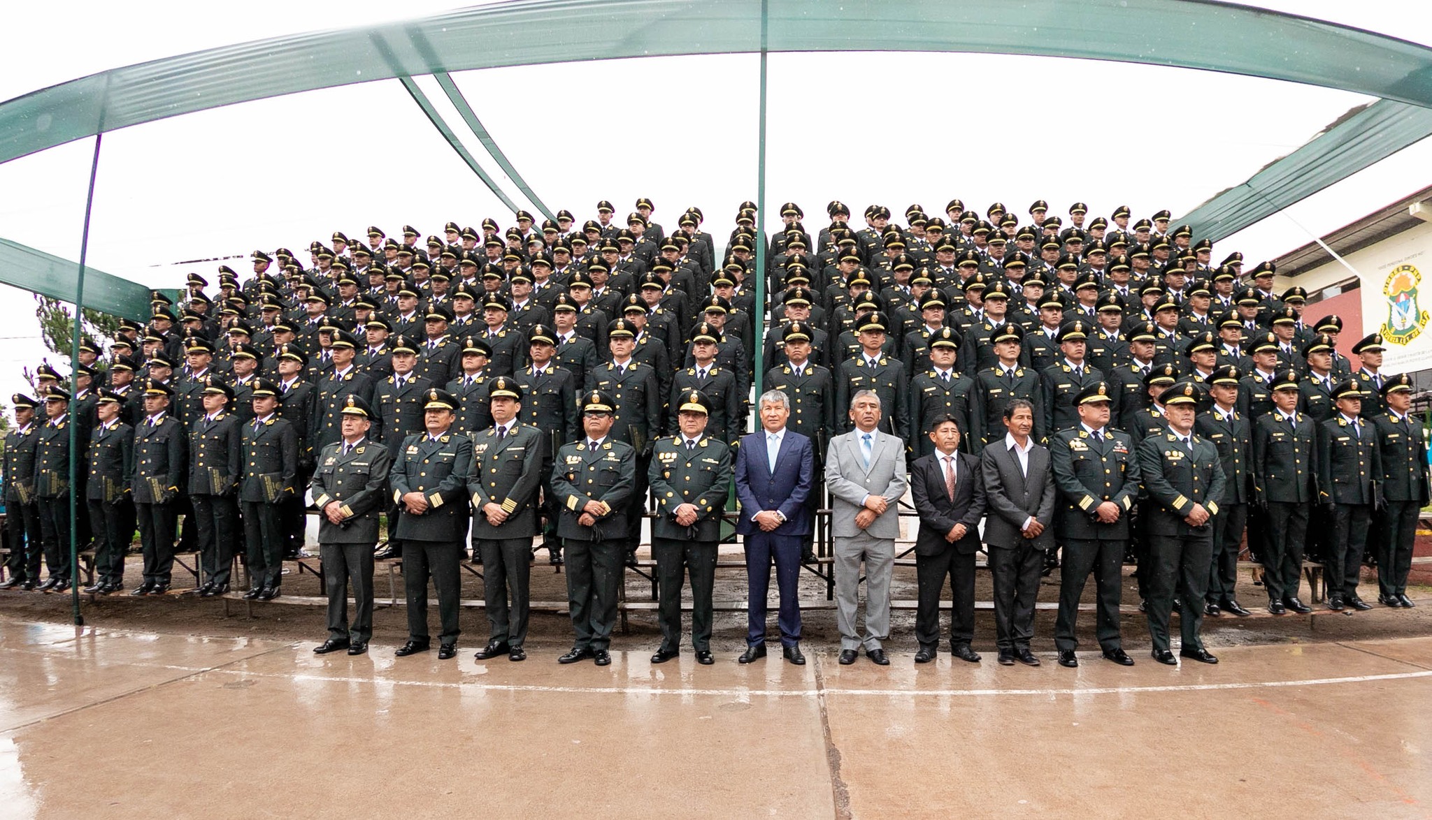 GOBERNADOR REGIONAL PARTICIPÓ EN CEREMONIA DE EGRESO DE NUEVOS SUBOFICIALES DE LA PNP EN AYACUCHO